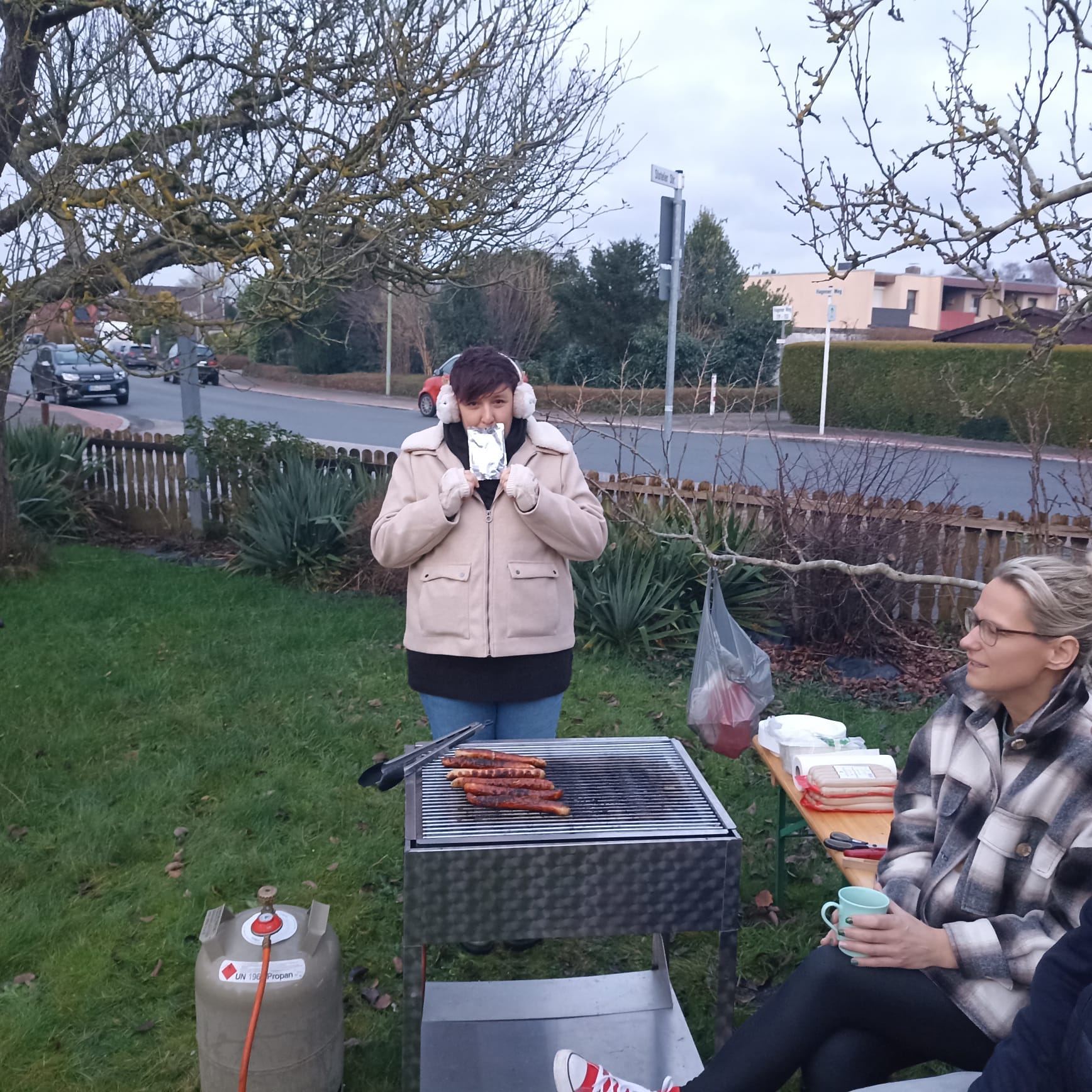 Schmücken des Weihnachtsbaumes